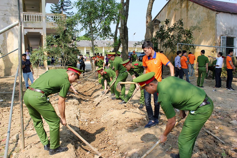 Đoàn tổ chức khơi thông đường thoát bùn đề phòng bão lũ giúp Trường THCS Cẩm Sơn